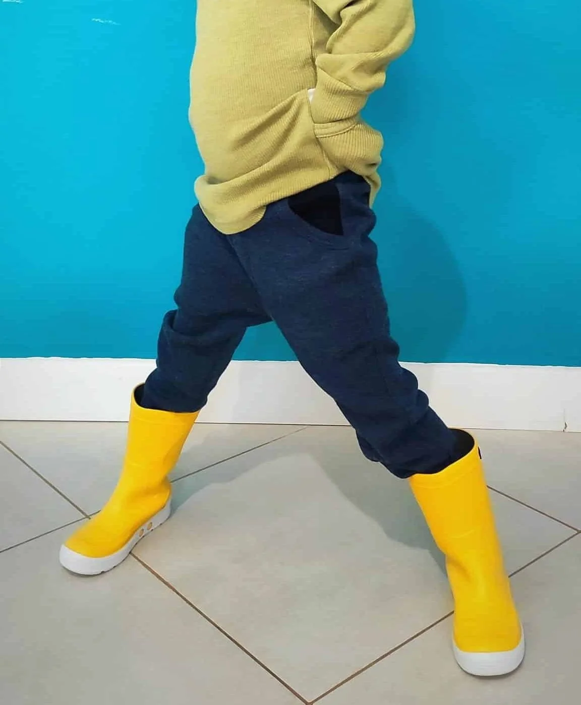 Pantalon jogger ManyMonths enfant porté avec t-shirt henley ManyMonths