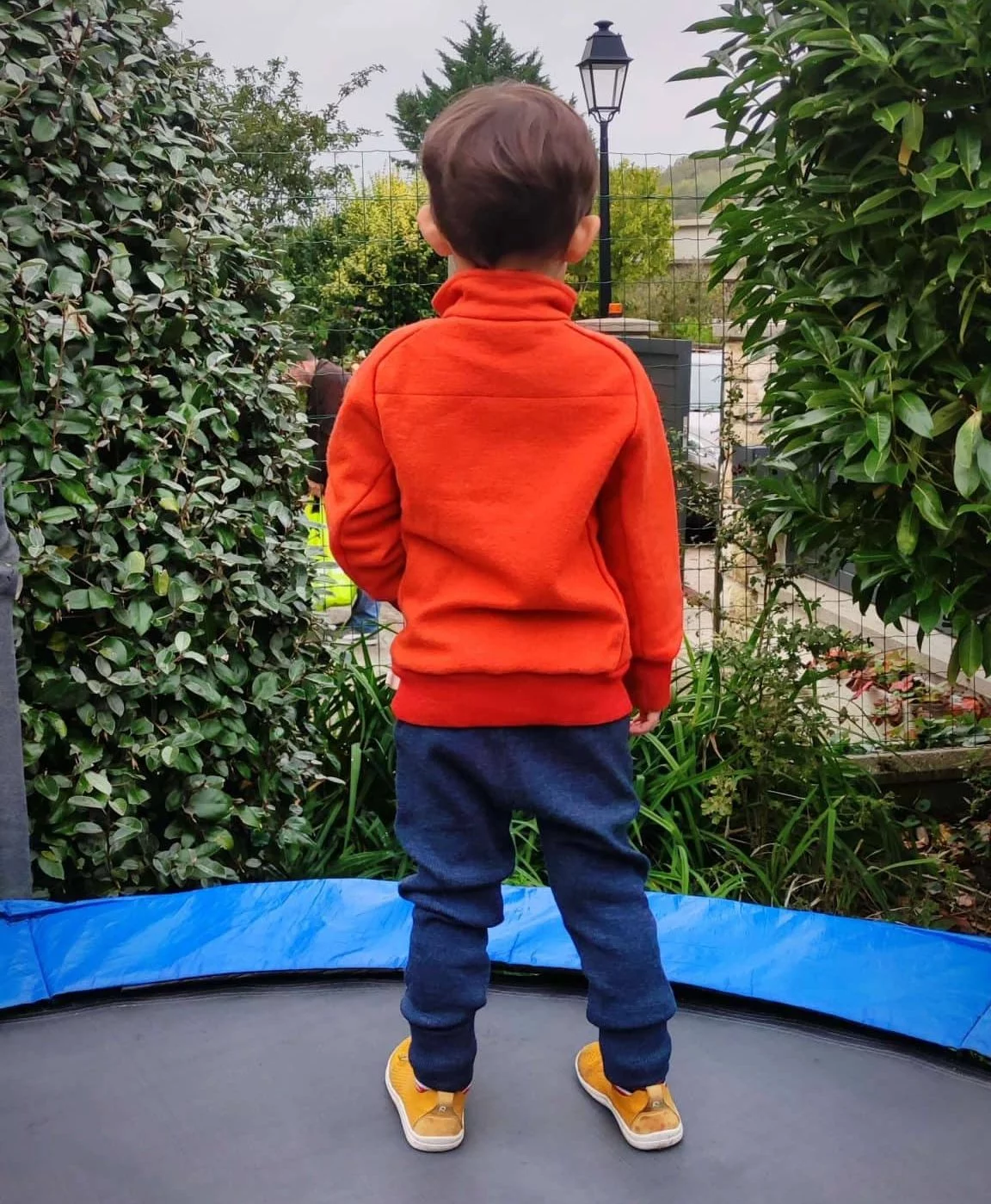 Pantalon jogger ManyMonths enfant porté avec pull troyer Disana