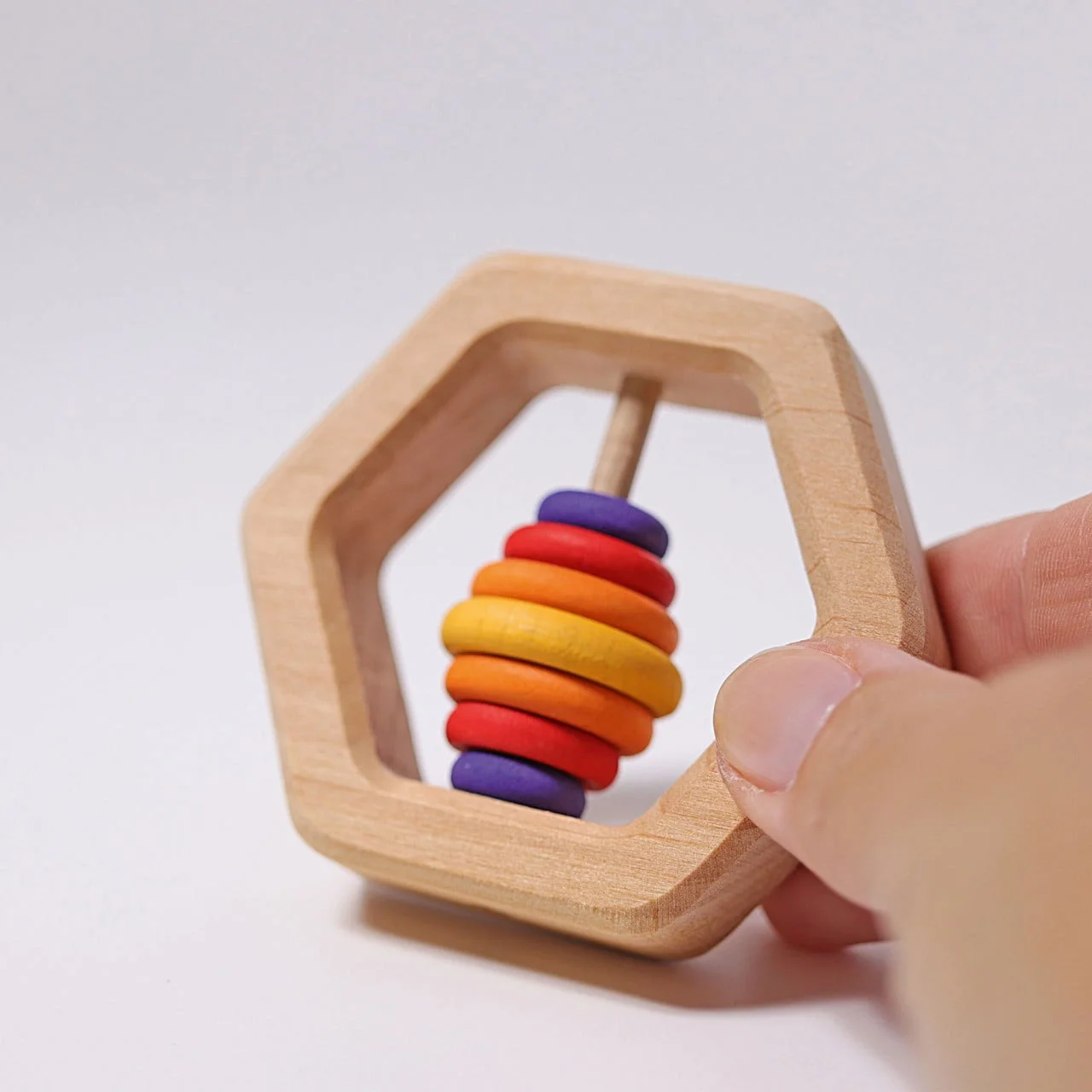 Grimms hochet hexagonal en bois 01
